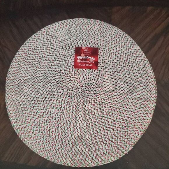 NWT ST NICHOLAS SQUARE HOLIDAY PLACEMATS - Picture 1 of 4